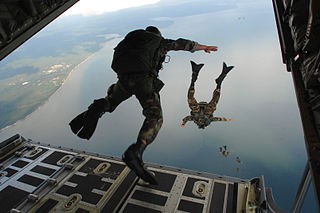  Salto de aviadores do 720th Special Tactics Group em 2007. 